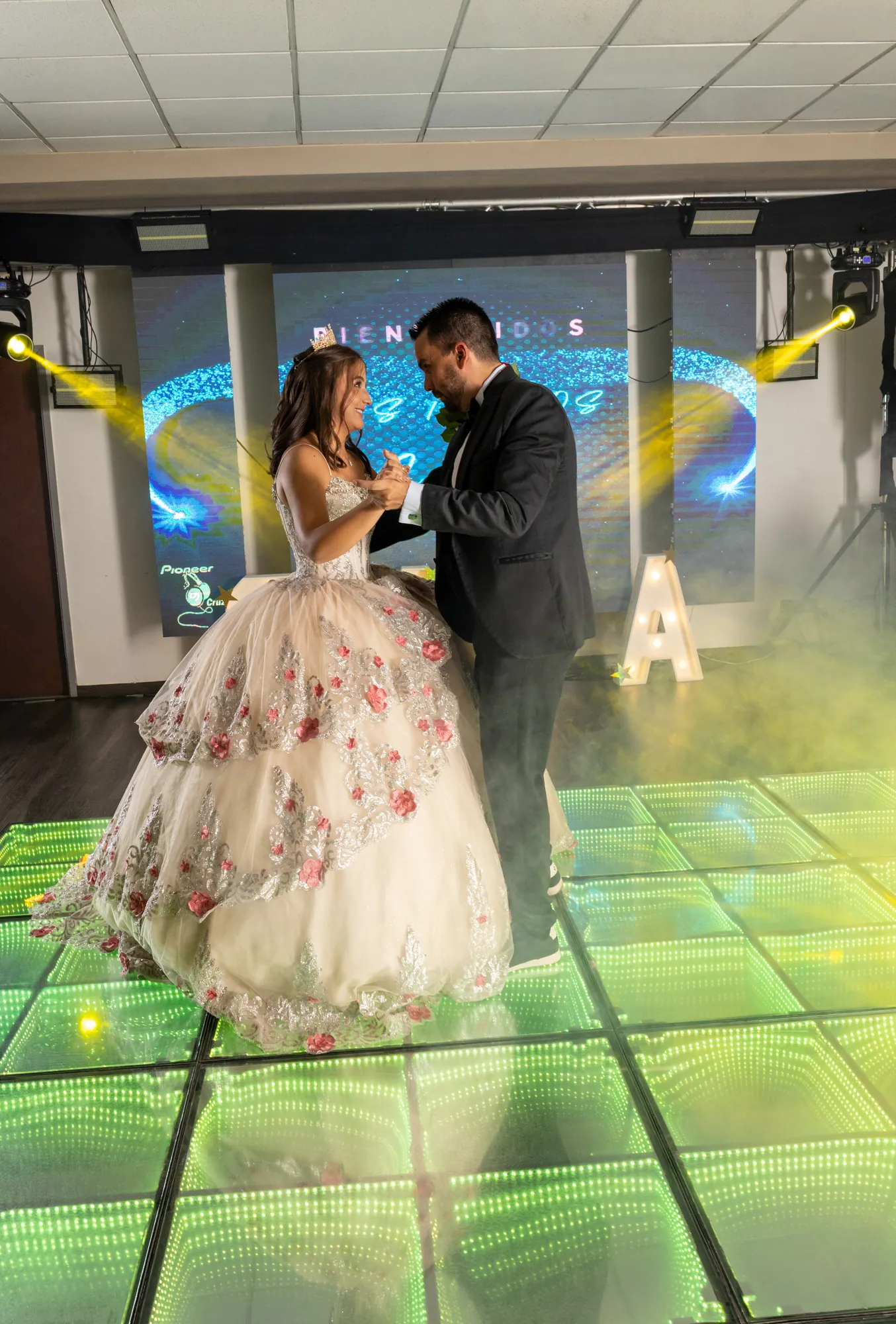 Quinceañera bailando el vals con su padre