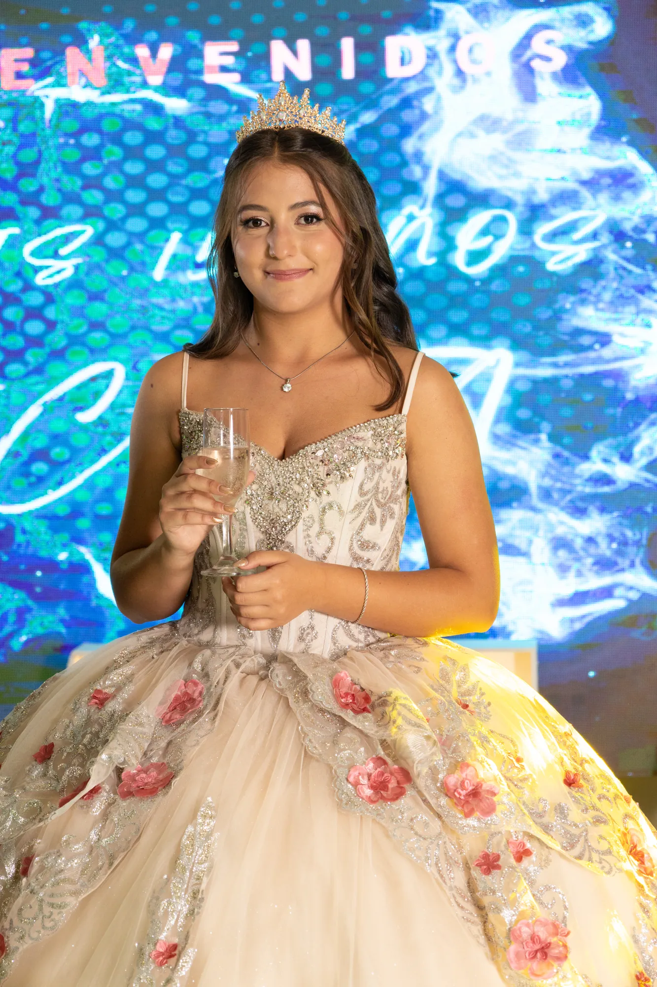 Quinceañera con copa en la fiesta