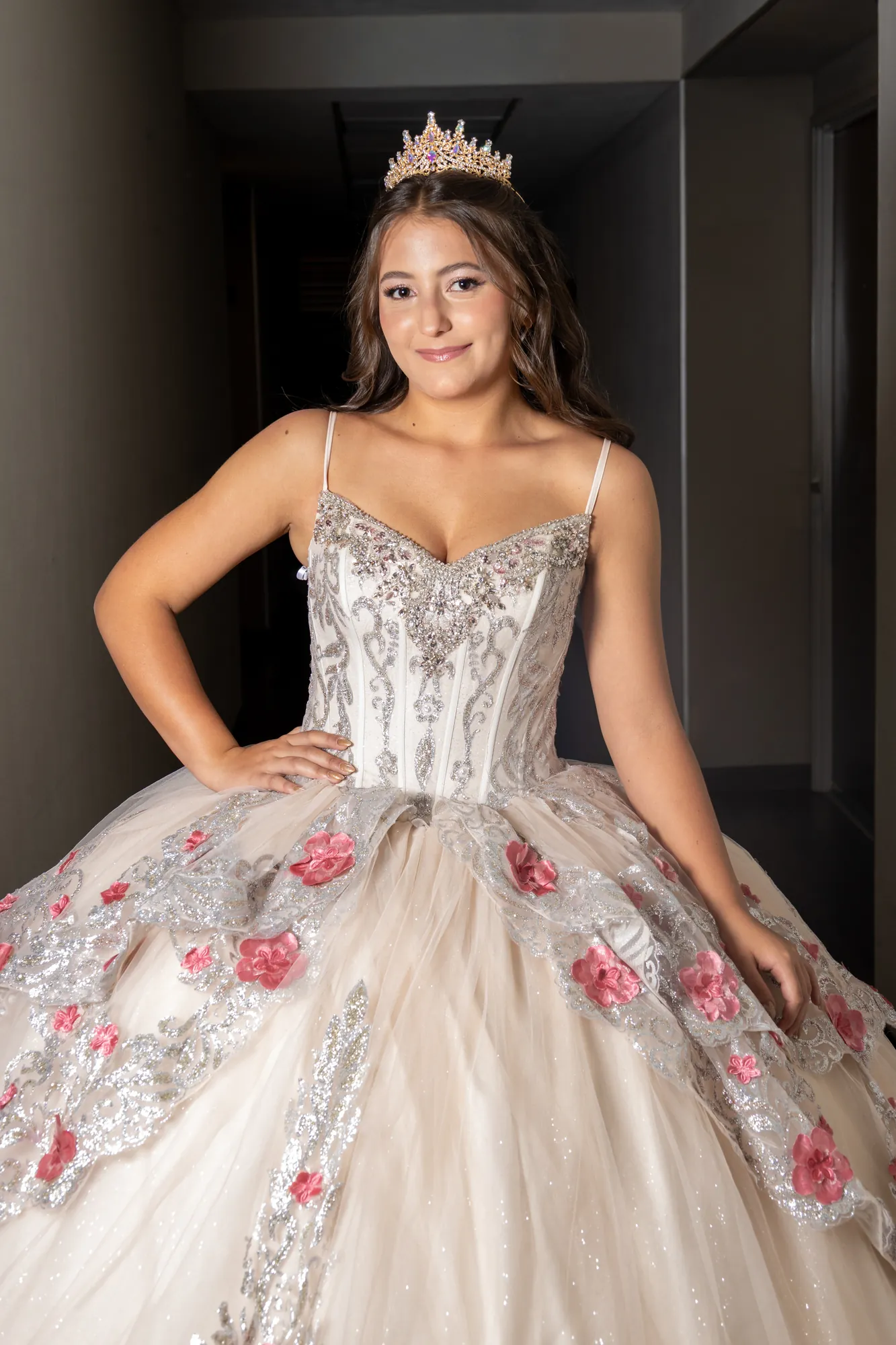 Quinceañera con vestido de flores rosadas