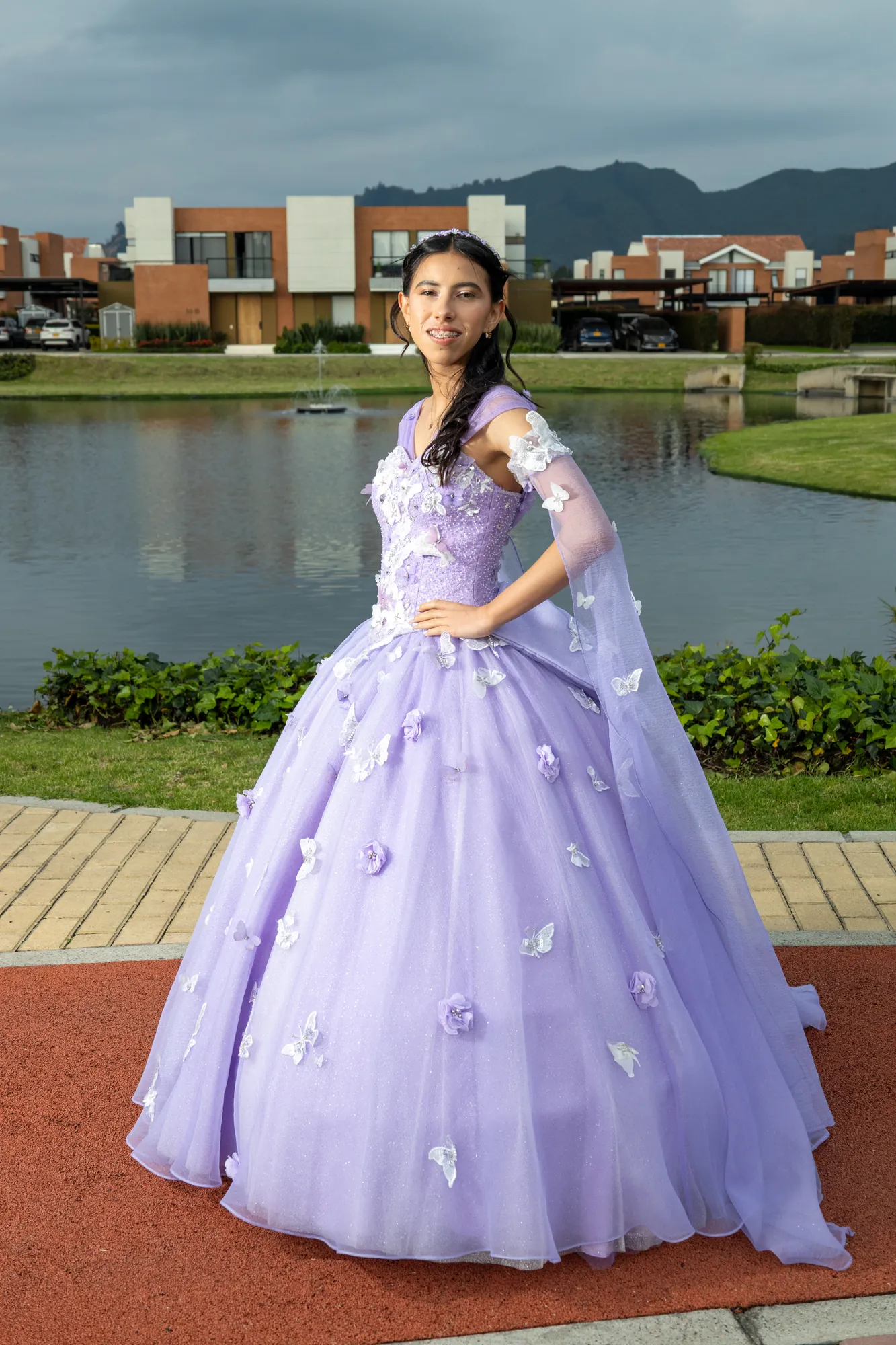 Quinceañera con vestido lila sobre un muelle