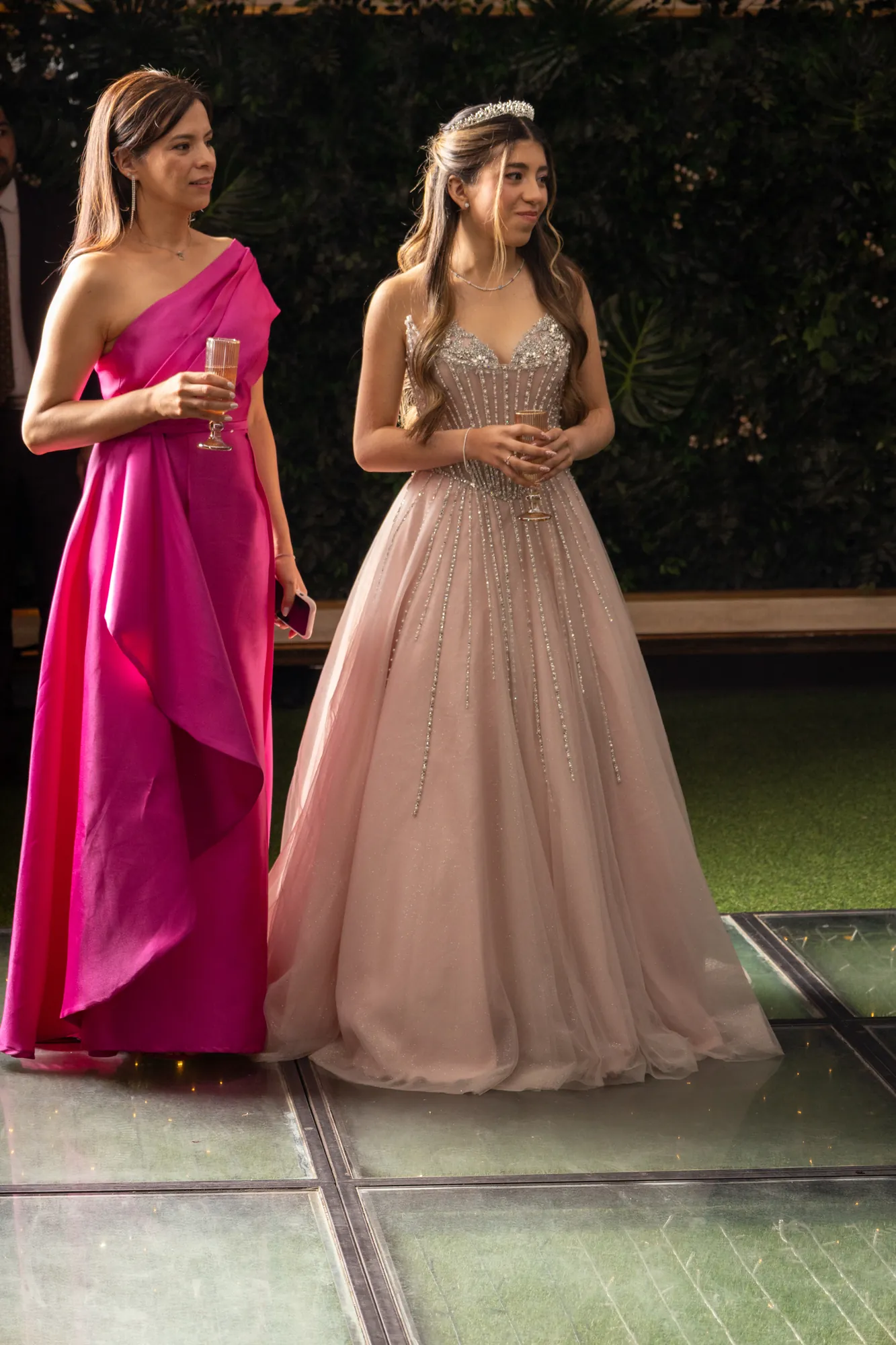 Quinceañera y una invitada con vestidos de gala