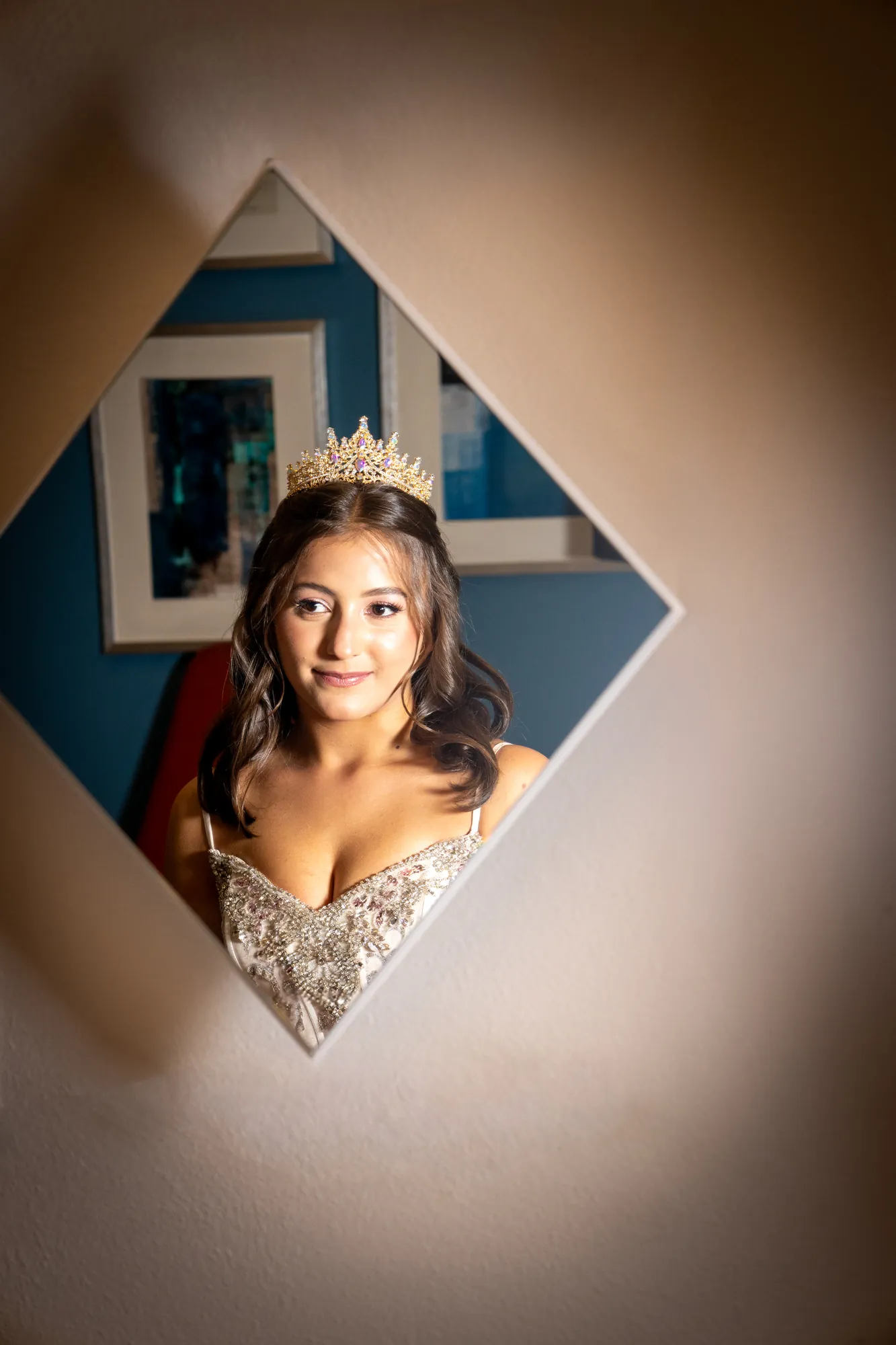 Retrato de quinceañera con corona en un marco de luz