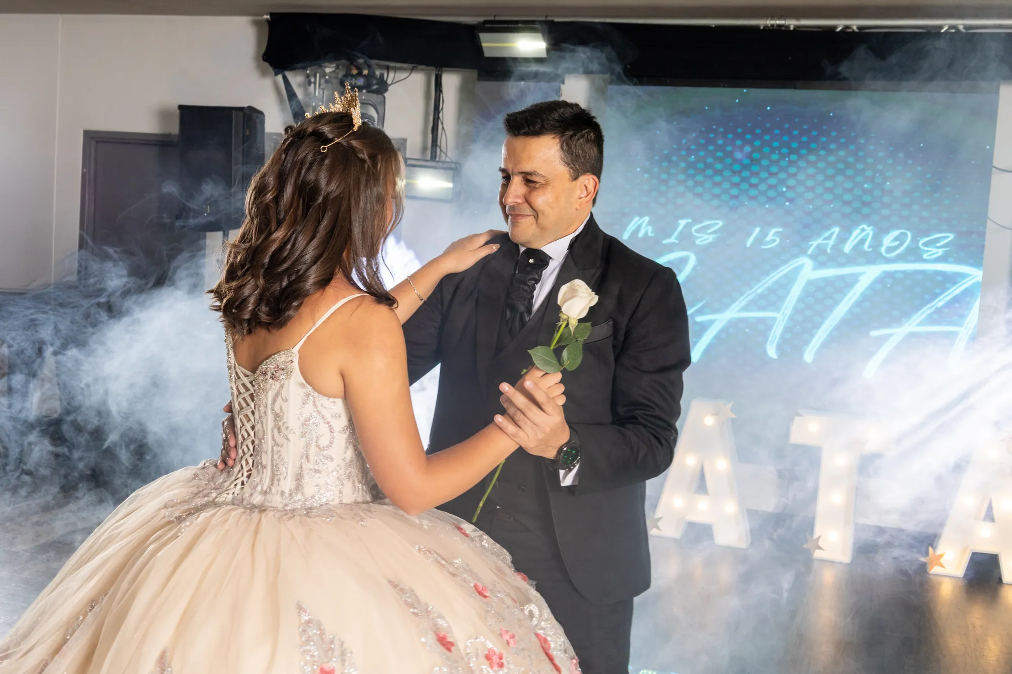 Vals de quince años entre humo y luces